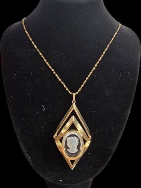 Left Facing Gold Toned Glass Cameo Pendant Necklace - Elegant Women's Jewelry